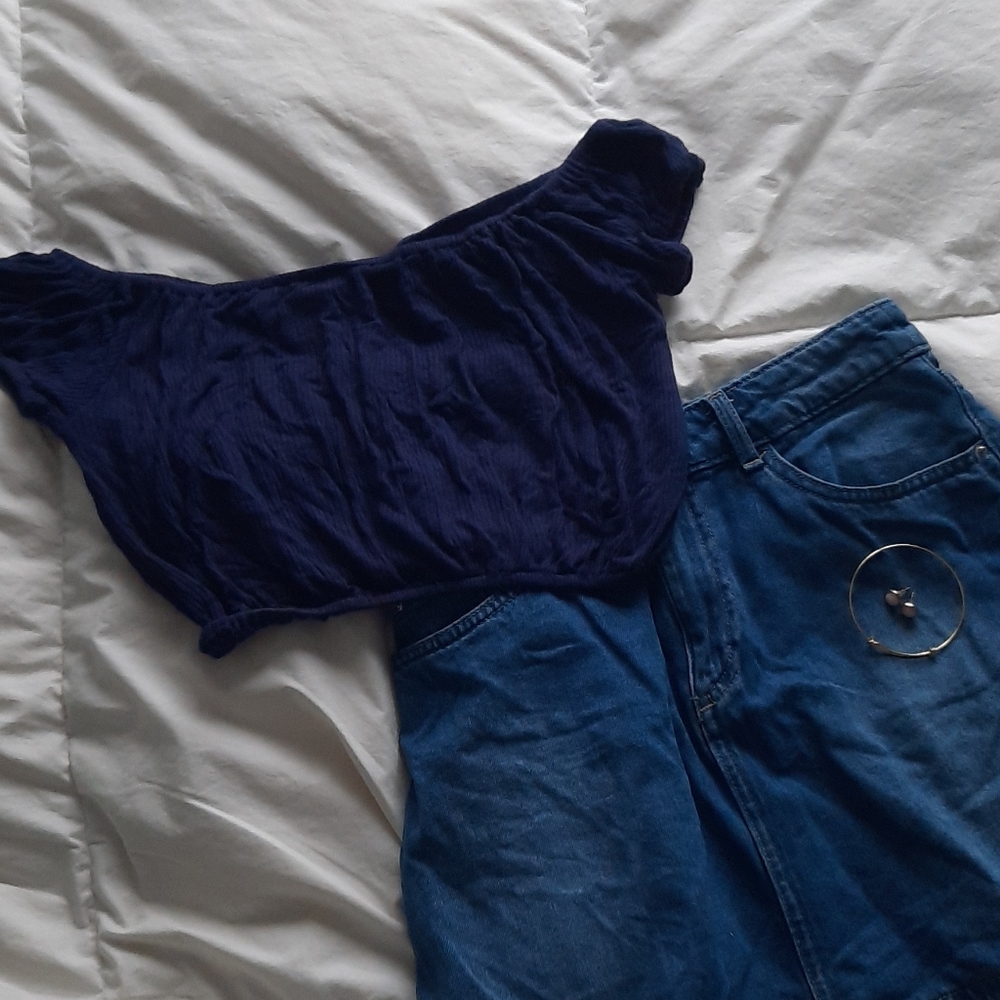 Un chandail bleu marine over the sholder